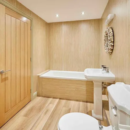 Host & - St Mary's Riverside Apartment *